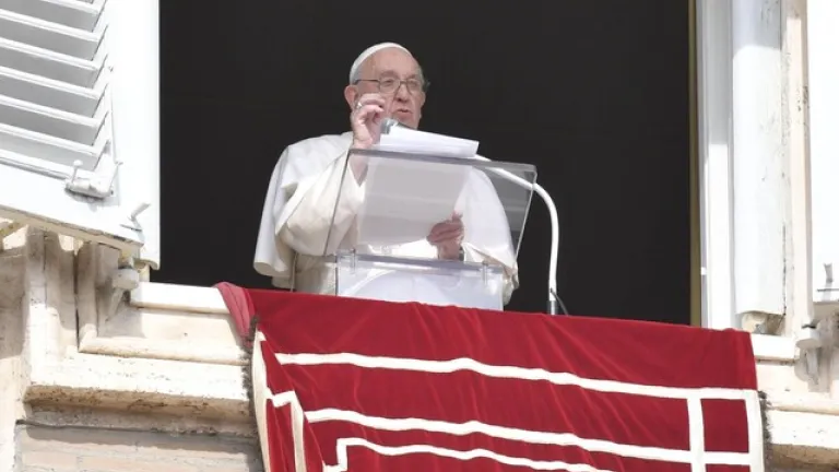 ¿Las personas transgénero pueden ser bautizadas? Esto dijo el Vaticano