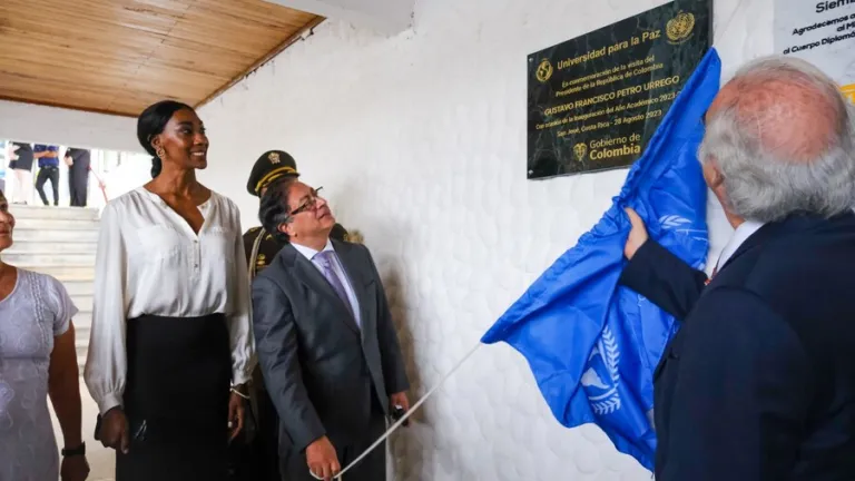 Universidad para la Paz condecora a presidente Petro