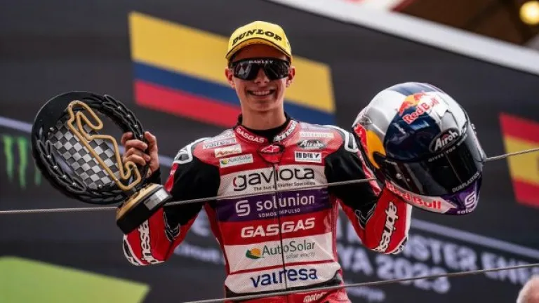 David Alonso cerró histórica temporada en el podio de Moto3