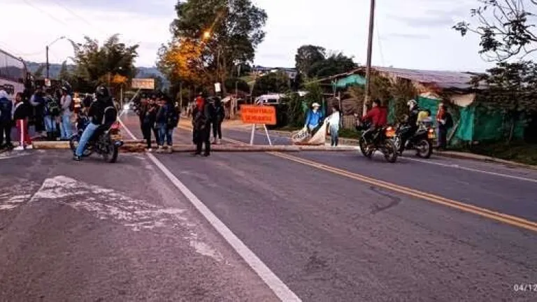 Vía Panamericana bloqueada por comunidades indígenas ante asesinatos en la región