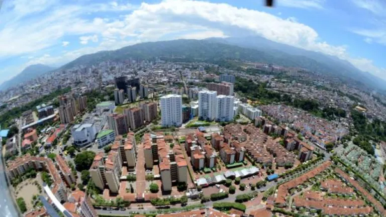 Alerta naranja en Bucaramanga | Temporada de lluvias Las fuertes lluvias de los últimos días en Santander mantienen en alerta naranja a Bucaramanga, Floridablanca, Piedecuesta y Girón. La Corporación Autónoma Regional para la Defensa de la Meseta de Bucaramanga (CDMB) indicó que la declaratoria se hizo basado en los informes entregados por el Ideam.   Así las cosas, se hizo un llamado a los municipios para que activen los comités de emergencia y estén atentos sobre todo en las zonas de riesgo; es decir las 