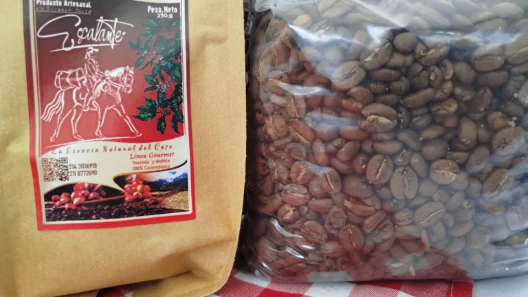 Meta familias campesinas elaboran vino de café y cacao