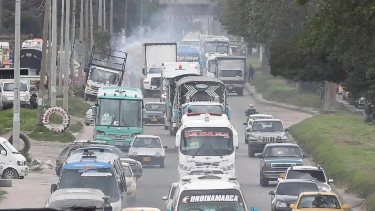 La calle 13 tendrá cambios temporales de movilidad durante un mes. Conozca los horarios, corredores y rutas que tendrán modificaciones entre Bogotá y Mosquera.