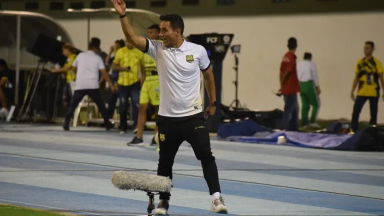 Lucas Gonzáles, DT América