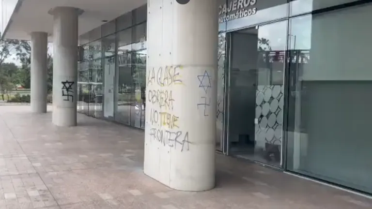 Encapuchados vandalizan embajada de Israel en Bogotá