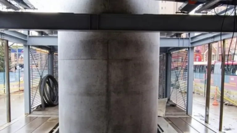 Metro de Bogotá: columnas en medio de estaciones de TransMilenio