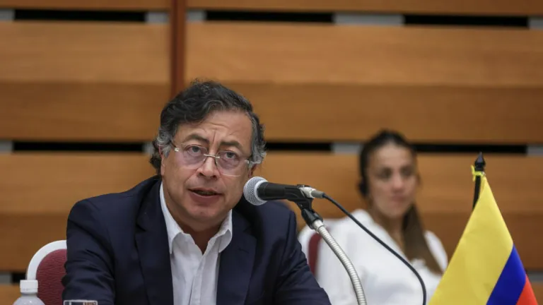 Embajada de Estados Unidos pide mayor seguridad en Colombia: Petro garantiza protección