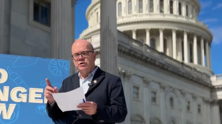 Congresista demócrata Jim McGovern critica ataques de Trump en aguas internacionales 