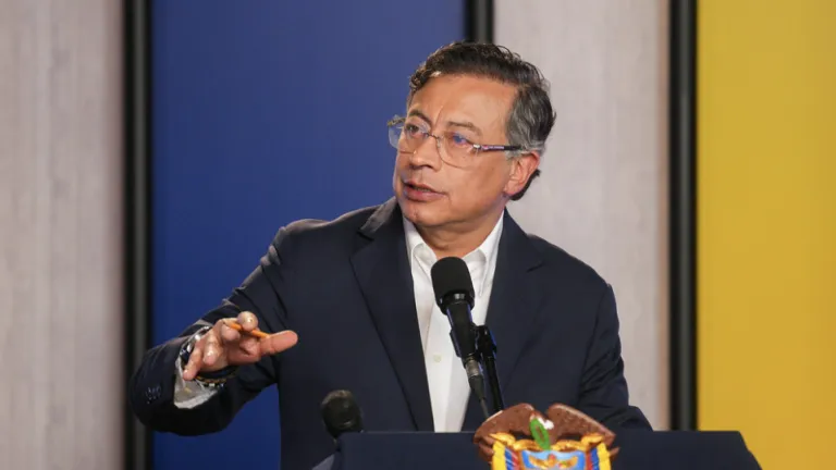 Petro advierte posible corrupción en Coosalud por crédito con dineros públicos