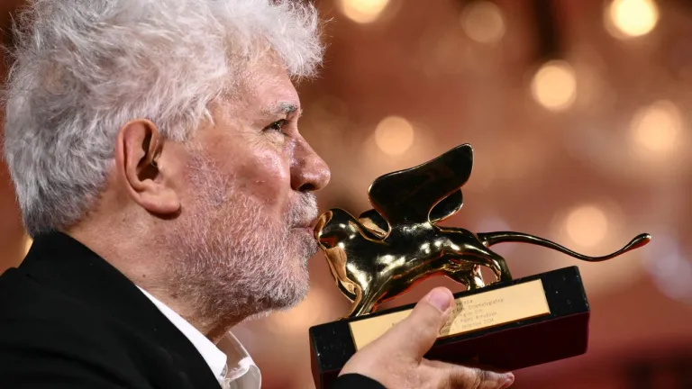 Pedro Almodóvar conquista el León de Oro en Venecia