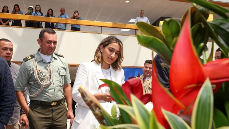 Denuncia Laura Sarabia ante la Fiscalía 