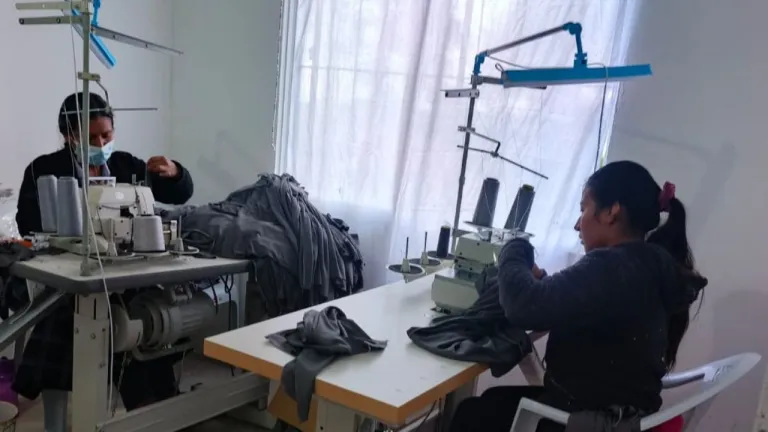 Mujeres firmantes de Caldono, Cauca, encuentran en la industria textil una oportunidad para fortalecer su autonomía económica y avanzar en una reintegración sostenible.