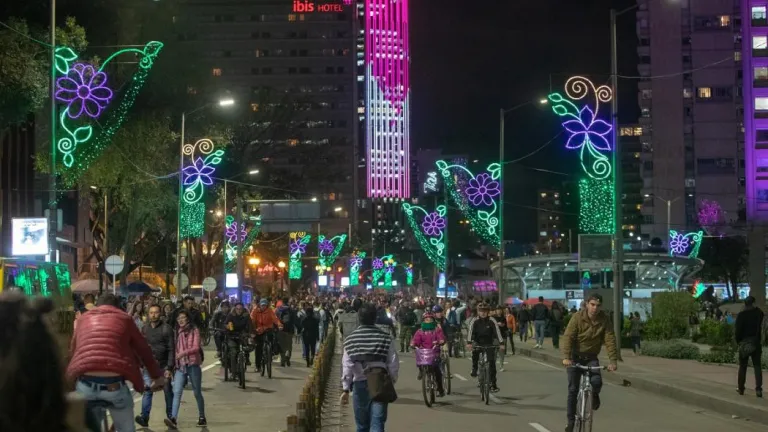 Ciclovía nocturna Bogotá 12 diciembre: cierres viales y desvíos 
