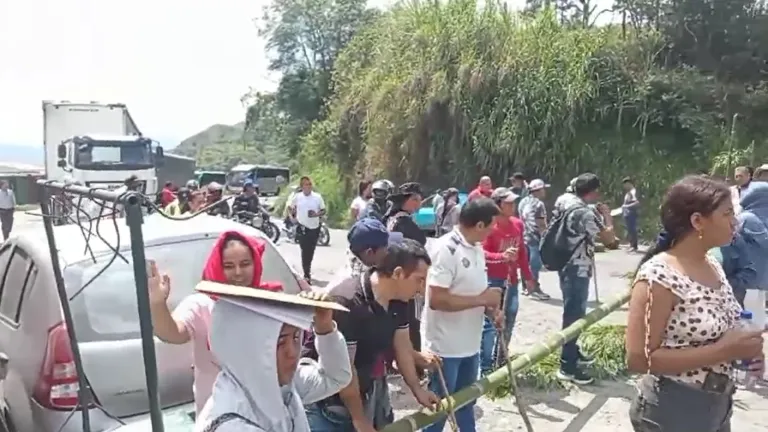 Continúa bloqueada la vía Panamericana Popayán - Pasto por protesta de comunidades
