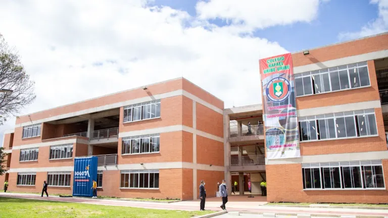 La Secretaría de Educación confirmó que habrá clases en los colegios públicos de Bogotá este 14 de octubre, pese a la convocatoria de paro nacional de maestros.