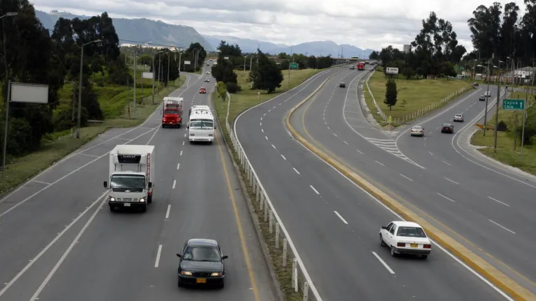 Suspenden obras en la vía Melgar - Bogotá por el puente festivo