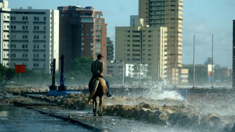 Mar de leva de hasta 3 metros en el Atlántico y otros departamentos