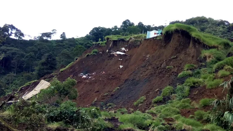 Deslizamiento destruyó tres viviendas y varios cultivos en Guática, Risaralda