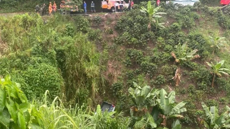 Accidente de tránsito en Caldas: patrulla de Policía rodó por abismo