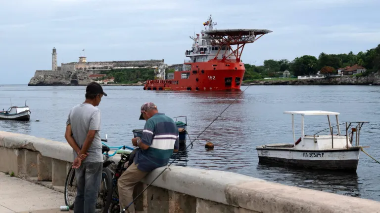 El buque de la Armada colombiana ARC Caribe llega a La Habana con ayuda humanitaria.