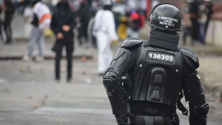 Denuncian presencia de civiles y Esmad atacando manifestantes en Medellín