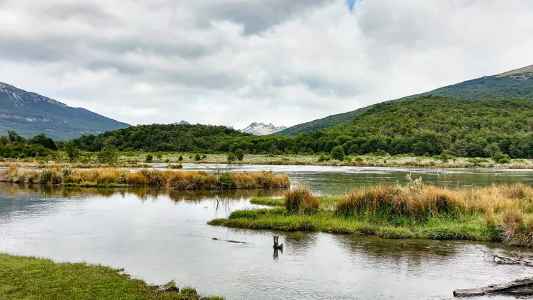 Vista panorámica de un lago en región de Ushuaia, Argentina