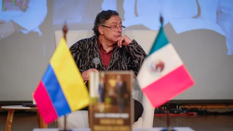 Durante la presentación del libro 'Diario de una transición histórica', el primer mandatario y resaltó el papel de la mujer y el enfoque ambiental en espacios de poder. 