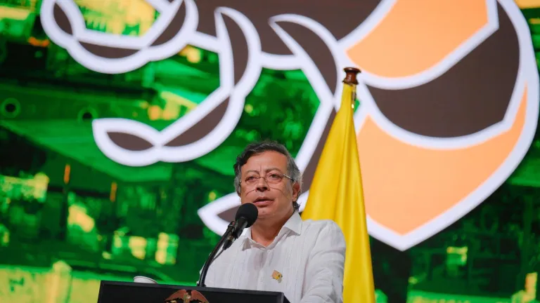 La más reciente encuesta Invamer, Colombia Opina #20, muestra un alza de 11 puntos en el respaldo al primer mandatario y una caída de 10,9 puntos en la desaprobación frente a noviembre de 2025.