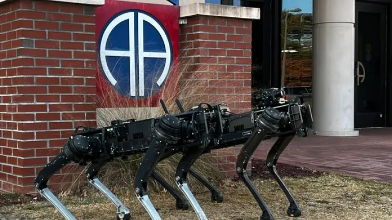 Perro robot como guardián en la frontera entre Estados Unidos y México