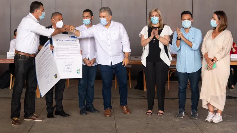 Presidente Duque firmó el proyecto "sacúdete"