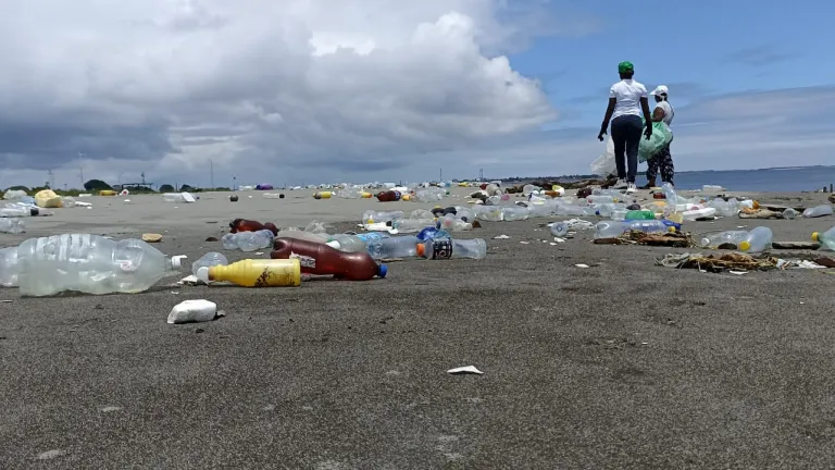 Reciclaje convertido en artesanías: labor de mujeres en Tumaco, Nariño
