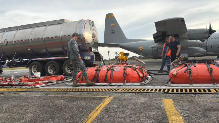 Fuerza Aeroespacial Colombiana transporta 6 mil galones de combustible a Mitú e Inírida