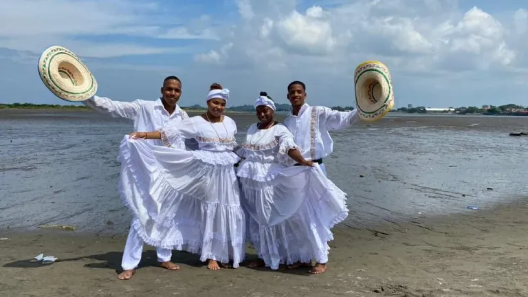Jóvenes de Tumaco y música de marimba