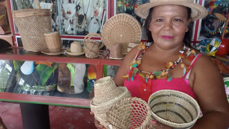 Madres emprendedoras armonizan con sus manos al Putumayo