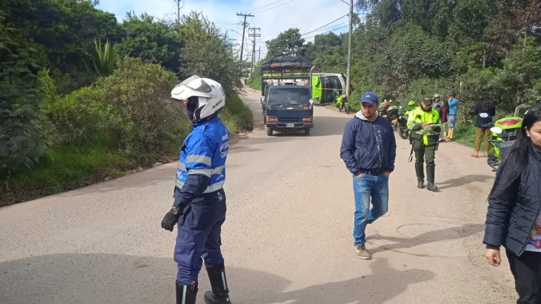 Volcamiento de ruta escolar al sur de Bogotá 