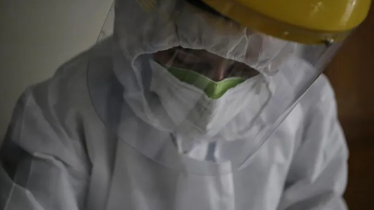 El Ministro de Salud, Fernando Ruiz, anunció este martes que en el país la alerta por el nuevo brote mundial de la viruela del mono pasó de un nivel moderado a alto.  “Tenemos una ventana de oportunidad para hacer un trabajo de contención antes de una posibilidad de una transmisión comunitaria. Por esa razón y para tomar las medidas pertinentes, se decidió incrementar el nivel de riesgo de transmisión comunitaria de un nivel moderado a un nivel alto”, sostuvo el Ministro Ruiz.  Entre las principales medidas