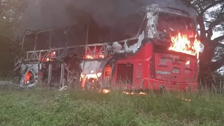 Quema de un bus intermunicipal en El Castillo, Meta 