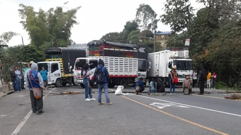 Indígenas del Cauca bloquean la vía Panamericana