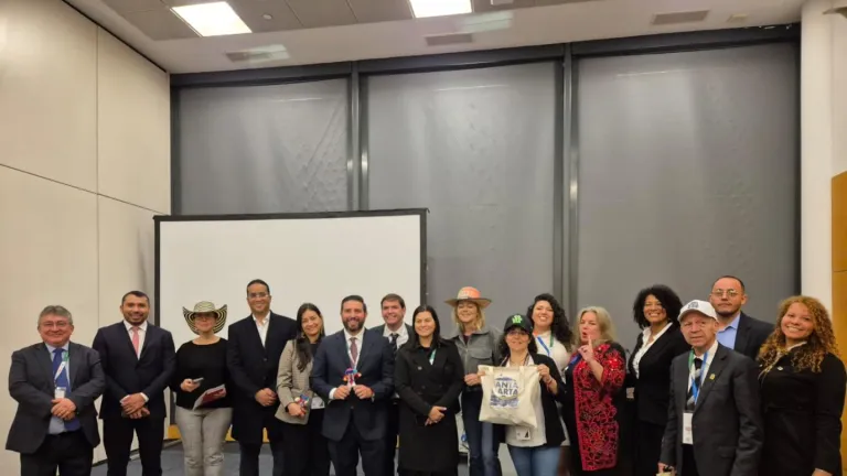 El miércoles 22 de enero arrancó la Feria Internacional de Turismo en Madrid, España, Fitur 2025. Evento que irá hasta el próximo 26 del presente mes y en el cual Santa Marta dice presente con su oferta de naturaleza, playa y hoteles.  Esta importante feria, que reúne a los principales actores de la industria turística global y marca el inicio del calendario anual del turismo receptivo y emisor, se lleva a cabo en el recinto Ifema de la capital española.  En el pabellón número tres se encuentra el stand ‘Co