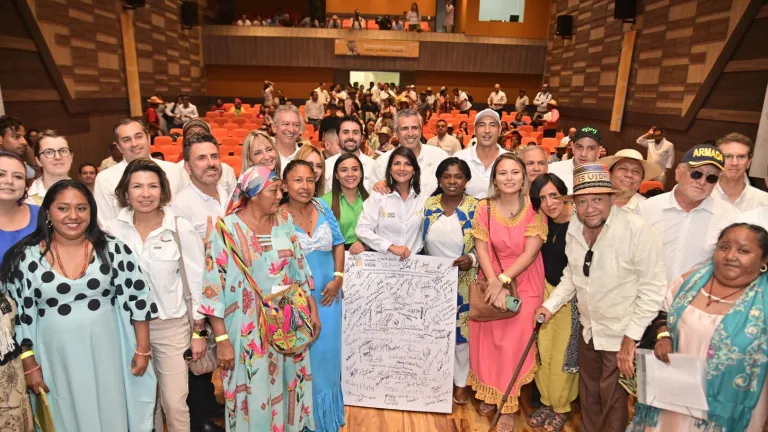 Firma Pacto transición energética: autoridades Wayuu, empresas de energía y Gobierno