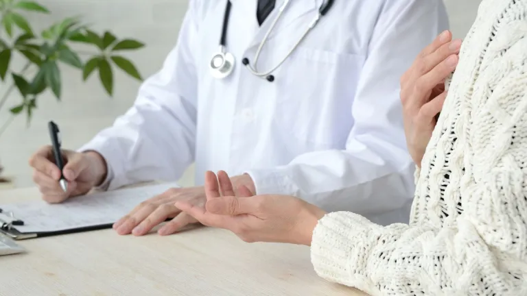 Denuncian a urólogo por presunto abuso sexual en Medellín