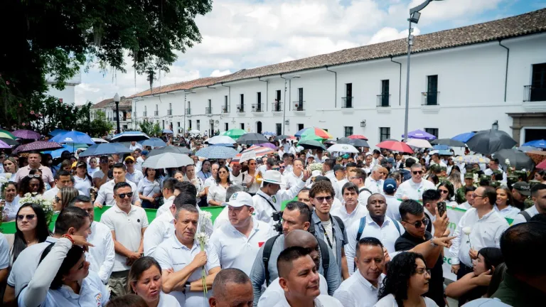 Más de mil ciudadanos de diferentes zonas del departamento se reunieron en el Parque Caldas de Popayán en un llamado generalizado por la paz en la región. 