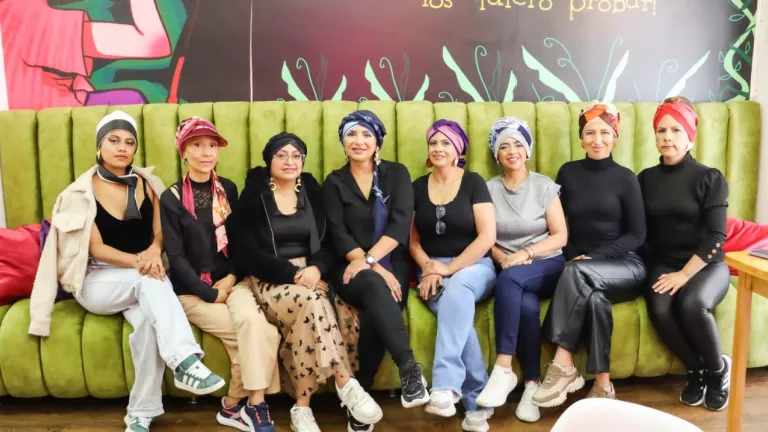 Sobreviviente de cáncer diseña y confecciona  turbantes