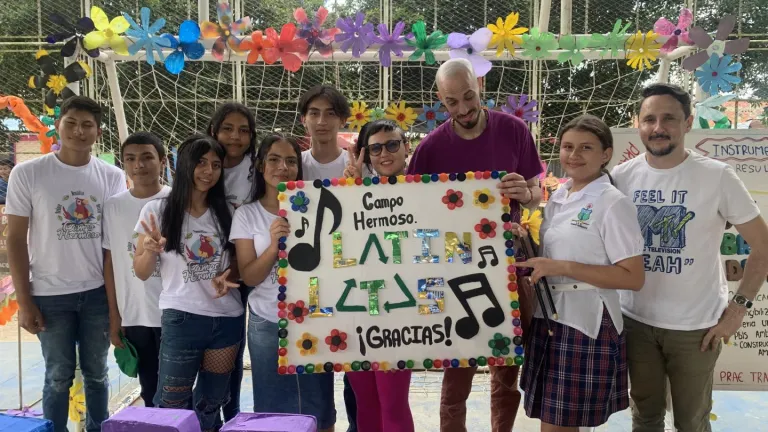 Niños y jóvenes colombianos cantan a la paz con instrumentos reciclados