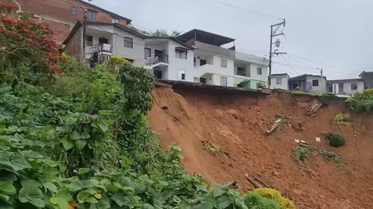 Deslizamiento en Granada, Antioquia: familias evacuadas y vía bloqueada