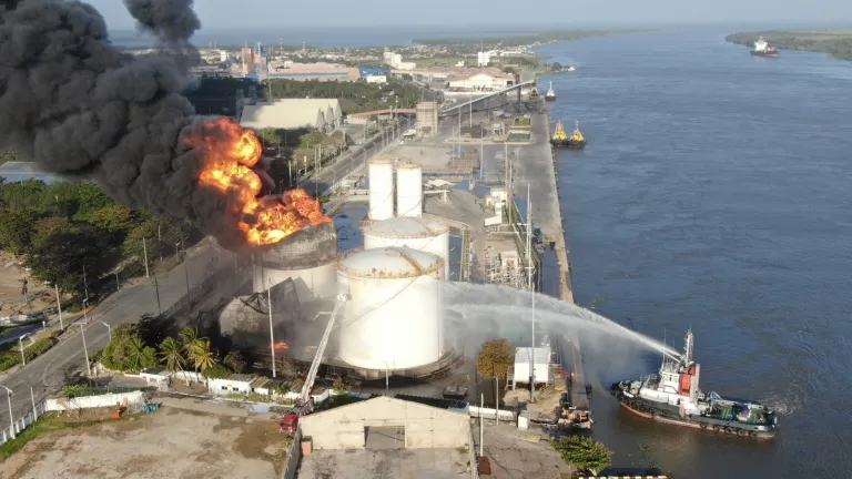 Incendio en Barranquilla: mantienen restricción de actividades marítimas