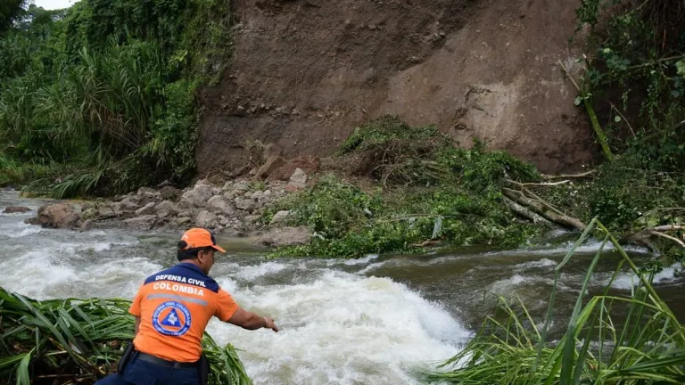 Deslizamiento en el río Otún en la Avenida del Río, Pereira