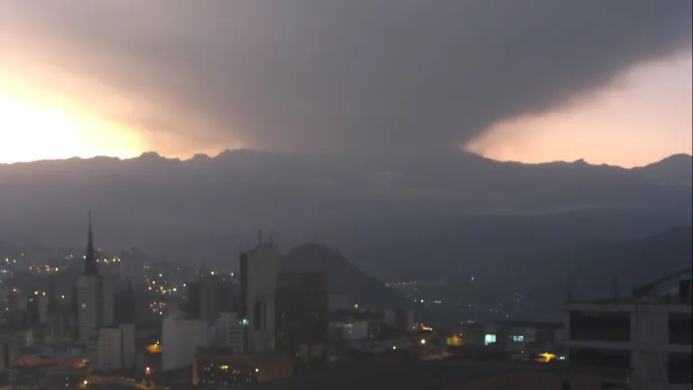 ¿Por qué hay una nube negra sobre el volcán Nevado del Ruiz?