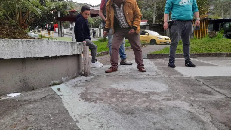 “Bolas al poste” el juego de canicas que se transformó en Manizales para diversión de los adultos mayores  