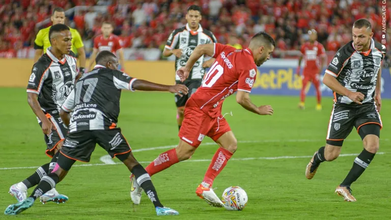 América de Cali sigue firme en la punta del fútbol de Colombia